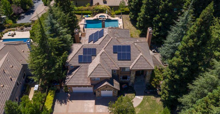 La vente d'énergie solaire est une étape facile à franchir pour les entrepreneurs de toiture.